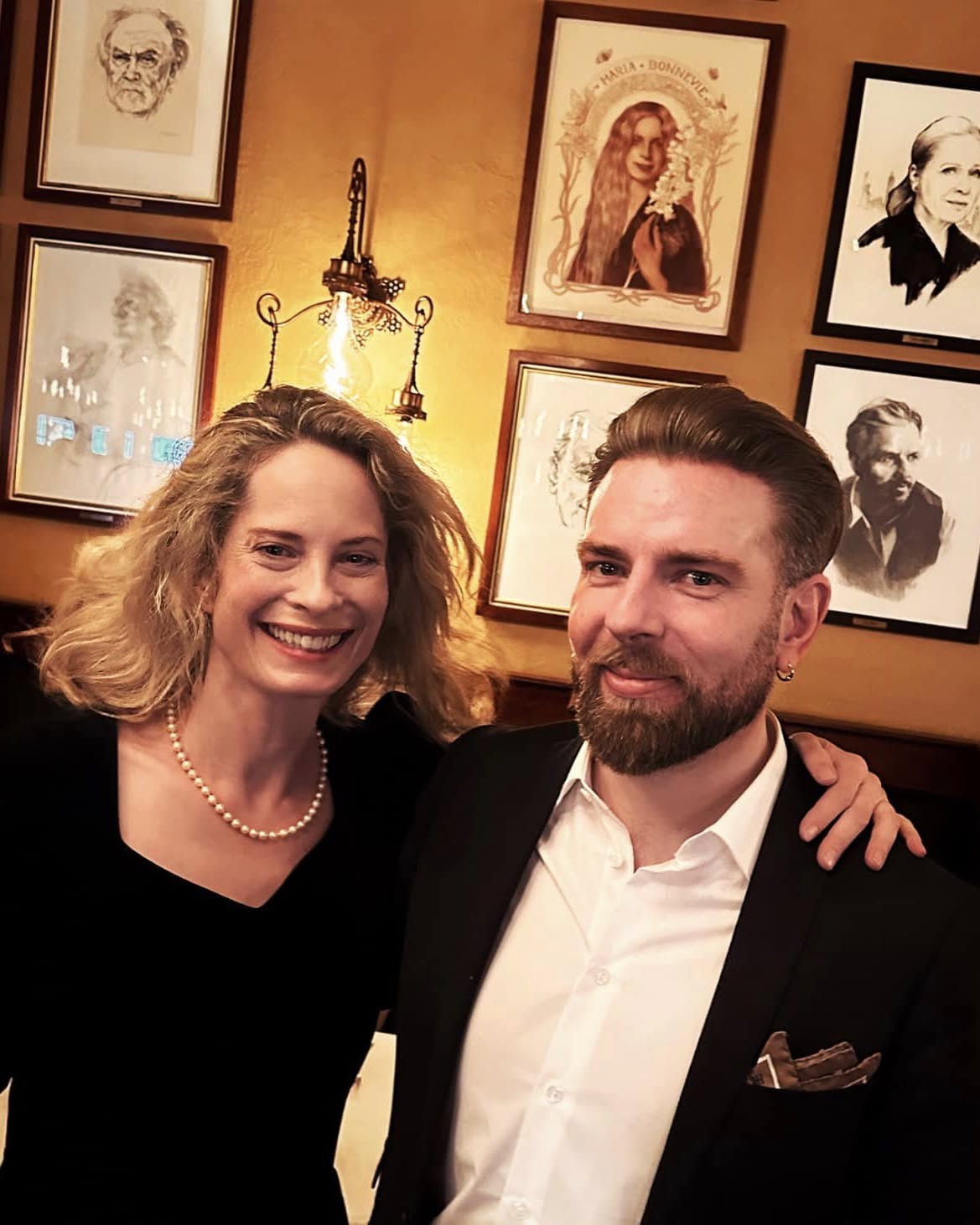 The Portraits In Theatercaféen