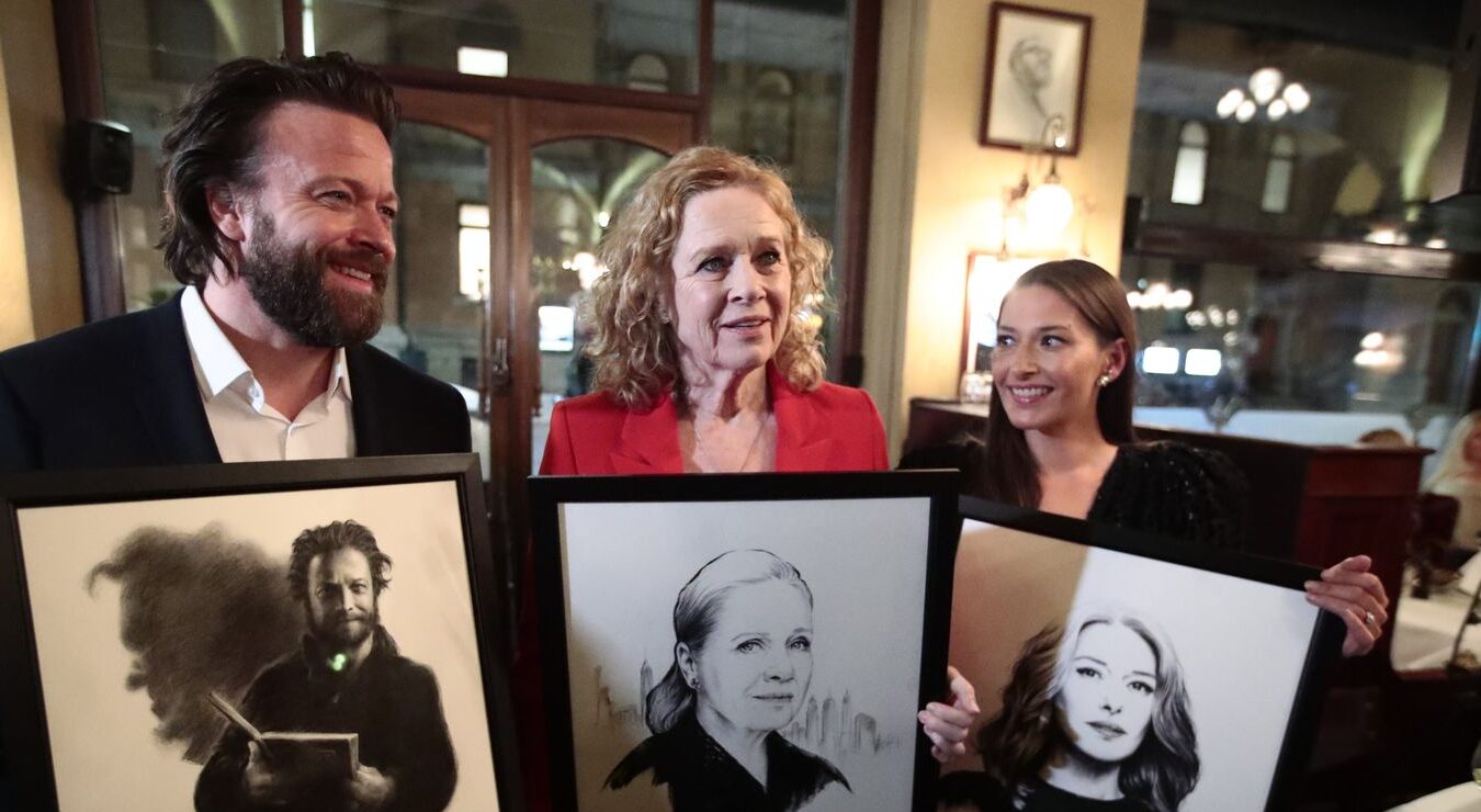 The Portraits In Theatercaféen