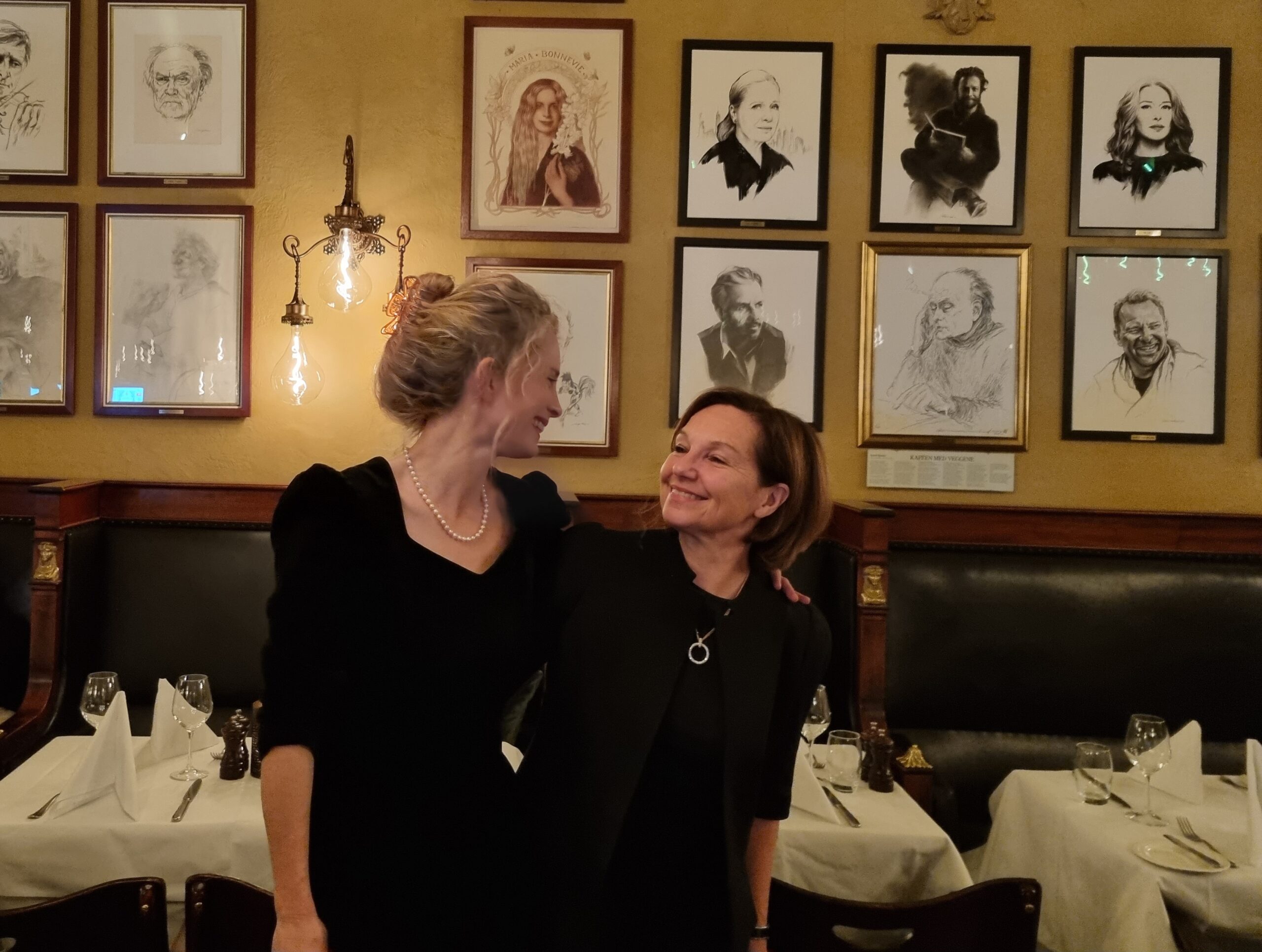 The Portraits In Theatercaféen